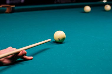 Bilardo piramidi. Bilardo topu masada..