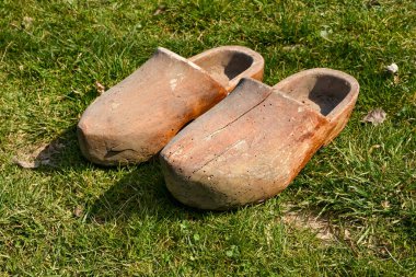 Eski model tahta ayakkabılar, çimlerin üzerinde bir çift ahşap ayakkabının en iyi portresi.