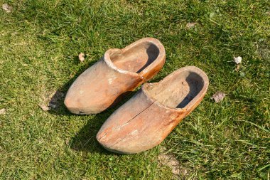 Eski model tahta ayakkabılar, çimlerin üzerinde bir çift ahşap ayakkabının en iyi portresi.