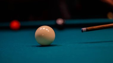 Bir oyun sırasında bilardo masasında bilardo topu