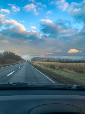 Direksiyonun arkasından manzaralı otobanda güzel bir manzara. Karşıt gökyüzü