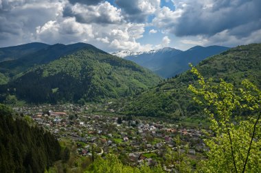 Karpat Dağları 'ndaki küçük Ukrayna köyü