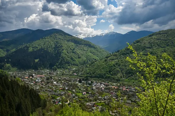 Karpat Dağları 'ndaki küçük Ukrayna köyü