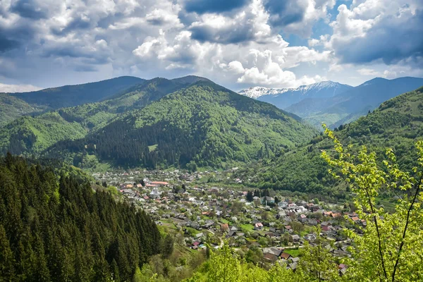 Karpat Dağları 'ndaki küçük Ukrayna köyü