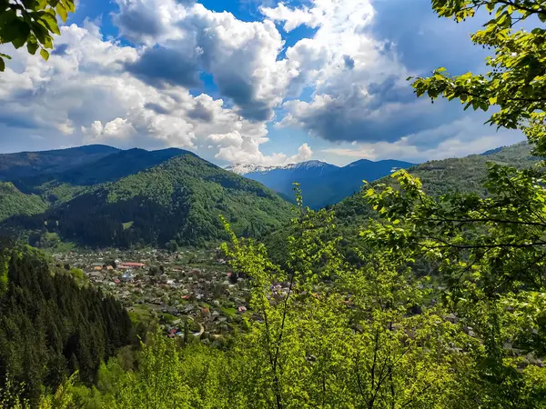Karpat Dağları 'ndaki küçük Ukrayna köyü
