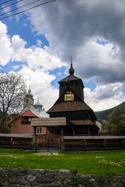 Batı Ukrayna 'da bir köydeki ahşap kilise.