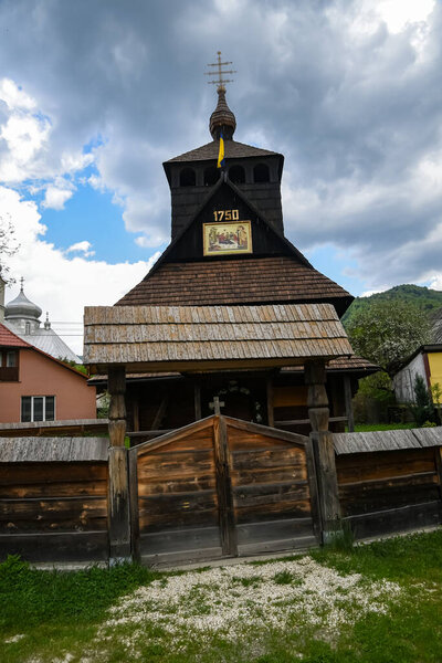 Деревянная церковь в деревне на западе Украины