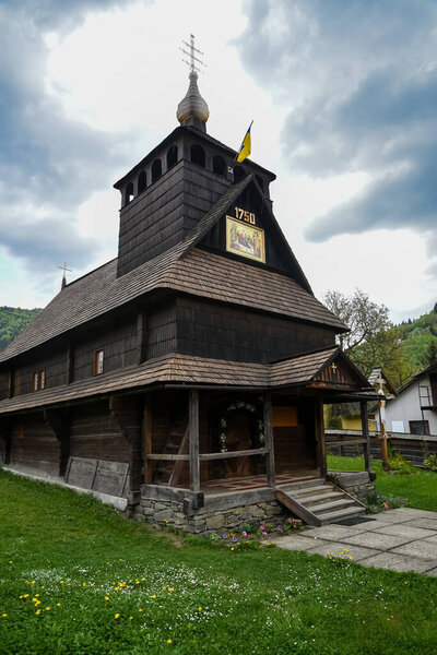 Деревянная церковь в деревне на западе Украины