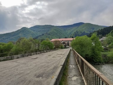 Ukrayna Karpatları 'nda nehrin karşısındaki köprüyü geçmek.