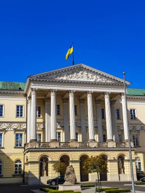 Polonya 'da, Ukrayna bayrağı Varşova Belediye Sarayı' na asıldı.