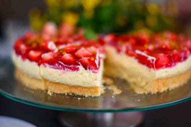 Şenlik masasında çilekli kek.