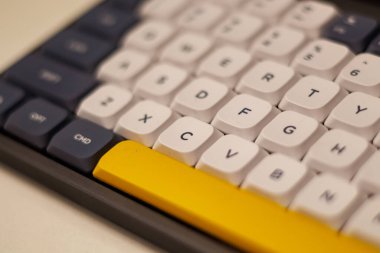 Masanın üzerinde sıkıştırılmış çalma klavyesi