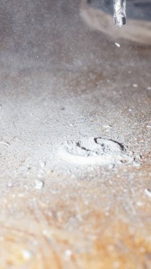 Zemin, hızlı kurulum için çekiç matkabıyla delinmiş.