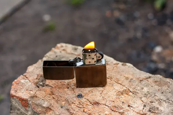 Klasik benzin çakmağı. Yanan benzin çakmağı