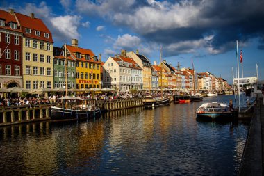 Nyhavn Limanı 'ndaki kanal. Kopenhag, Danimarka