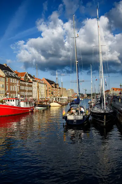 Nyhavn Limanı 'ndaki kanal. Kopenhag, Danimarka