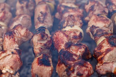 Domuz şiş ızgarada pişiyor.