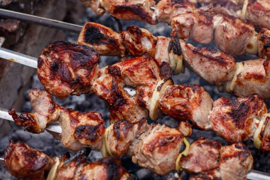 Domuz şiş ızgarada pişiyor.