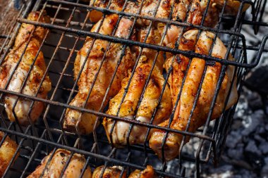Tavuk budu ızgarada pişiyor.