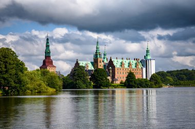 Frederiksborg Kalesi, Danimarka 'nın Hillerod kentindeki Danimarka krallarının merkezi.