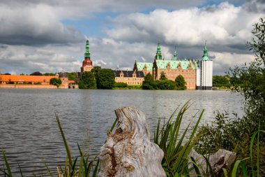 Frederiksborg Kalesi, Danimarka 'nın Hillerod kentindeki Danimarka krallarının merkezi.