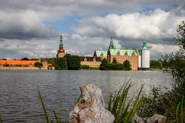 Frederiksborg Kalesi, Danimarka 'nın Hillerod kentindeki Danimarka krallarının merkezi.