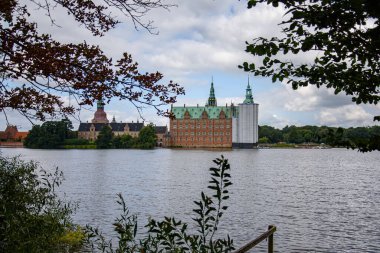 Frederiksborg Kalesi, Danimarka 'nın Hillerod kentindeki Danimarka krallarının merkezi.