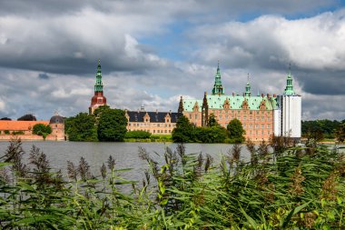 Frederiksborg Kalesi, Danimarka 'nın Hillerod kentindeki Danimarka krallarının merkezi.