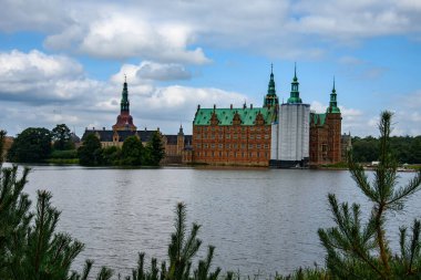 Frederiksborg Kalesi, Danimarka 'nın Hillerod kentindeki Danimarka krallarının merkezi.