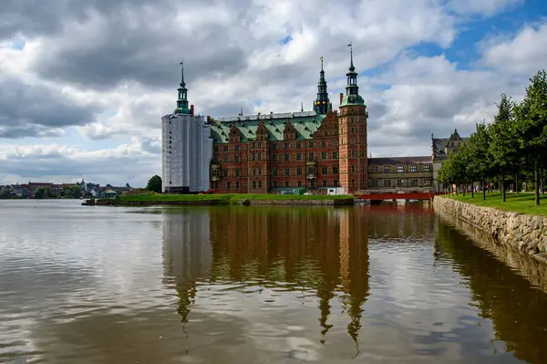 Frederiksborg Kalesi, Danimarka 'nın Hillerod kentindeki Danimarka krallarının merkezi.