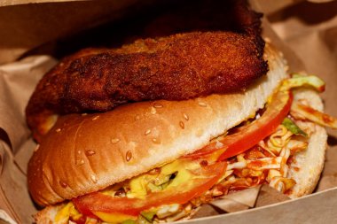 Ekmeğin üstünde pirzola ve hamburger. Sofrada sulu şnitzburger.