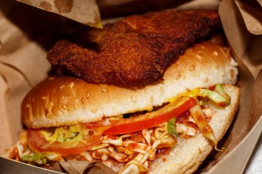 Ekmeğin üstünde pirzola ve hamburger. Sofrada sulu şnitzburger.