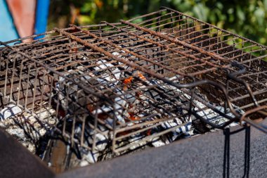 Izgarada shashlik pişirmek için bir ateş yanıyor.