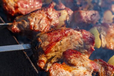 Lezzetli domuz şiş ızgarada pişiyor..