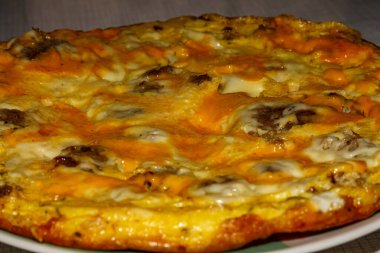 Kahvaltıda et ve peynirli omlet.