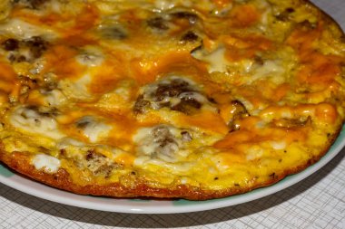 Kahvaltıda et ve peynirli omlet.