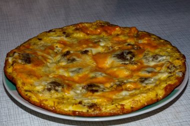 Kahvaltıda et ve peynirli omlet.