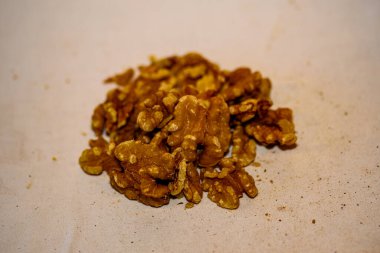 Bir avuç soyulmuş ceviz.