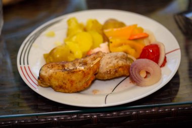 Etli haşlanmış patatesli besleyici bir kahvaltı.