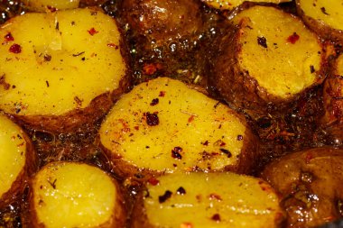 Genç patatesler tavada kızarır.
