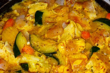 Sebzeli et kızartma tavasında pişirilir.