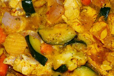 Sebzeli et kızartma tavasında pişirilir.