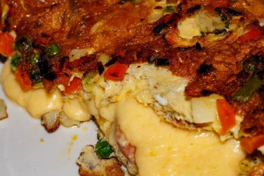 Kahvaltıda sebzeli ve peynirli omlet.