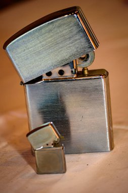 Masanın üzerinde büyük ve küçük bir çakmak var.