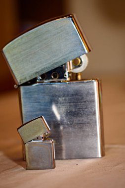 Masanın üzerinde büyük ve küçük bir çakmak var.