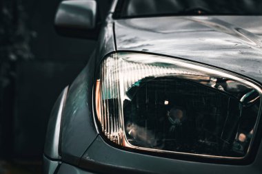 Eski bir Japon spor araç önü.