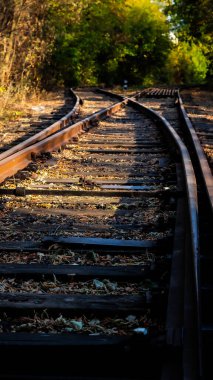 Sonbahar Kharkov 'un park alanındaki demiryolu rayları