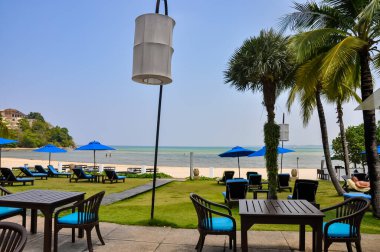 Okyanus kenarındaki Phuket Adası 'nda güzel bir otel, Tayland.