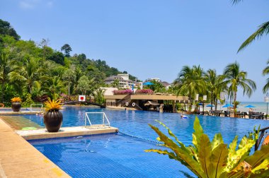 Okyanus kenarındaki Phuket Adası 'nda güzel bir otel, Tayland.