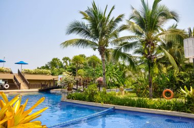 Okyanus kenarındaki Phuket Adası 'nda güzel bir otel, Tayland.